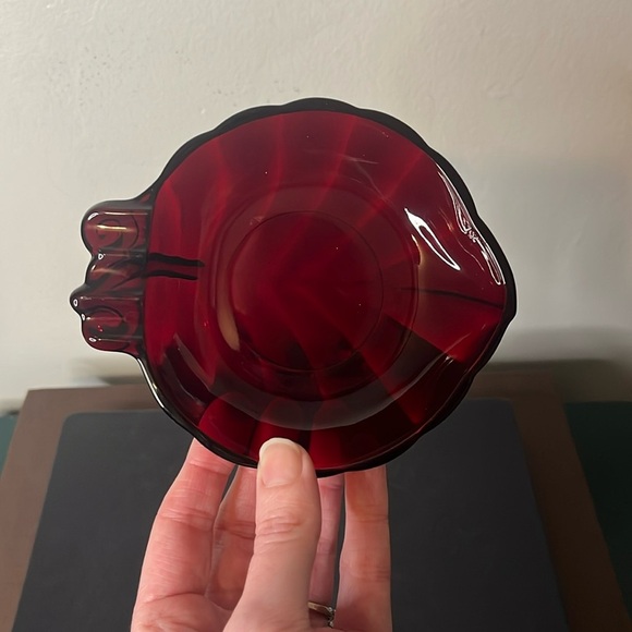 Vintage Leaf Shape Glass Ashtray by Anchor Hocking in Royal Ruby Red - Picture 9 of 9